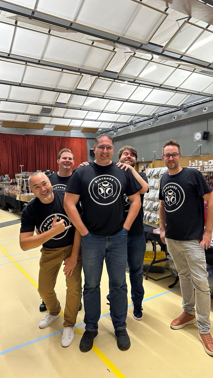 Het team van Stichting Blockhûs op een LEGO-beurs